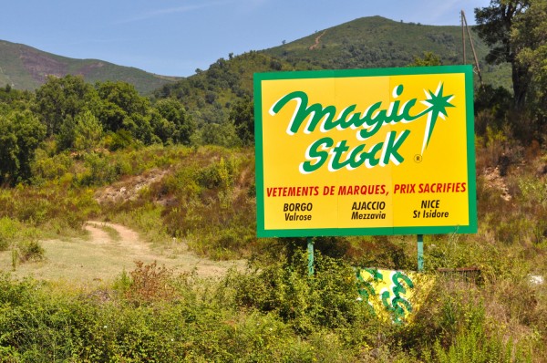 Affichage publicitaire illégal en Corse :  l’État français condamné pour son inaction